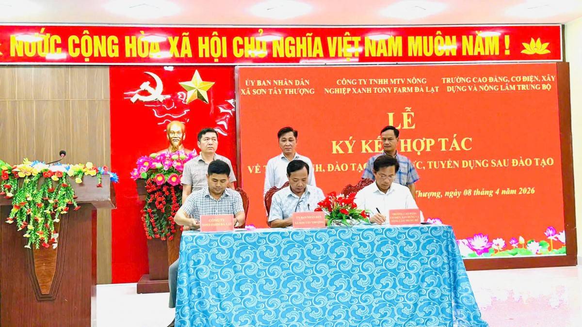 Đại diện chính quyền địa phương, nhà trường và doanh nghiệp tham dự lễ ký kết hợp tác 