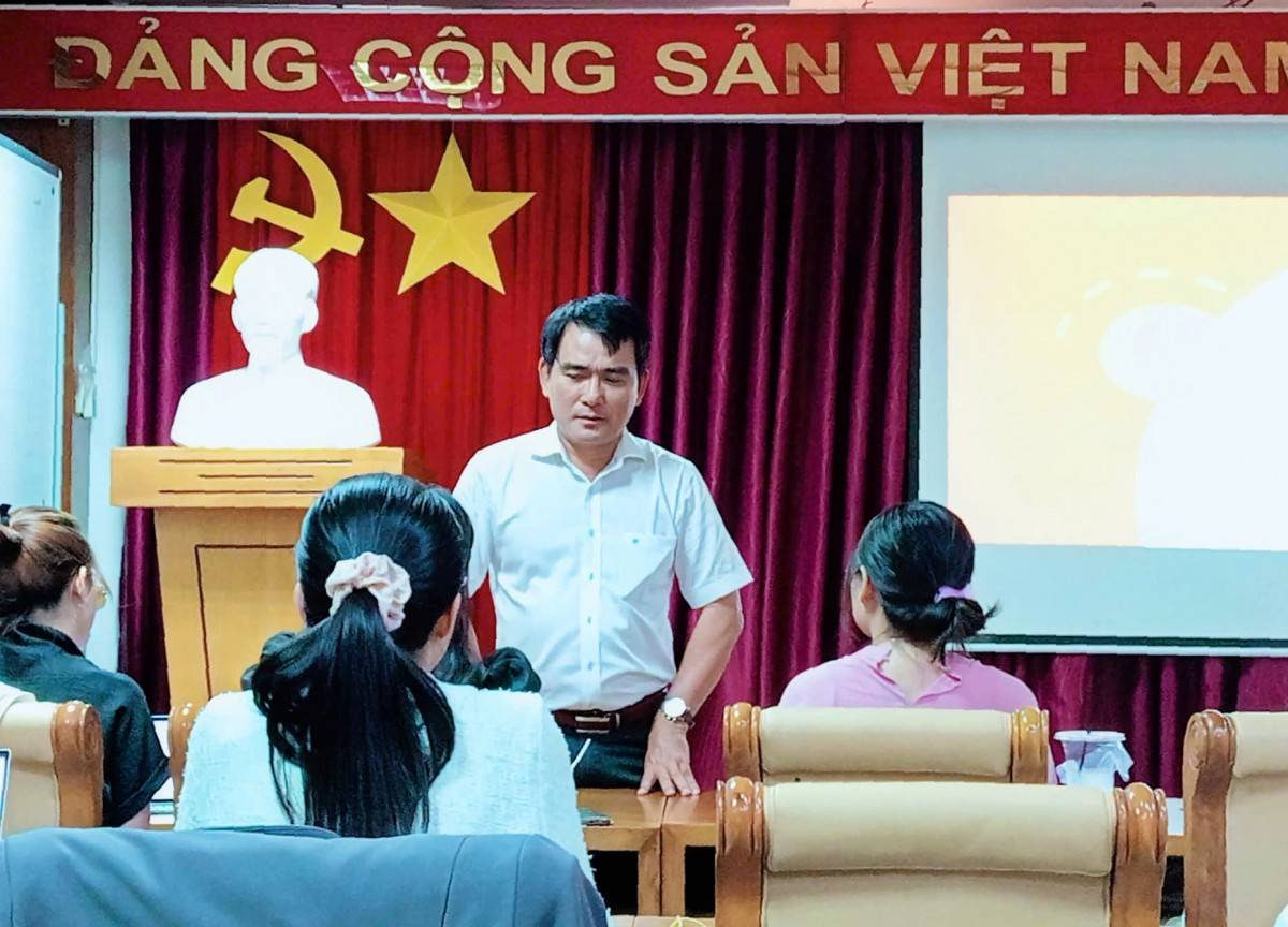 nhà báo Võ Hồng Văn - Thư ký tòa soạn Tạp chí Kinh tế Sài Gòn, Giảng viên kiêm chức của Trung tâm bồi dưỡng nghiệp vụ báo chí- Hội Nhà báo Việt Nam