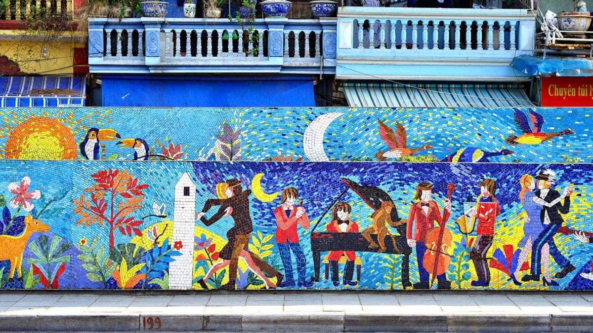 Con đường gốm sứ đã được tổ chức kỉ lục Guiness công nhận là bức tranh gốm dài nhất thế giới. 