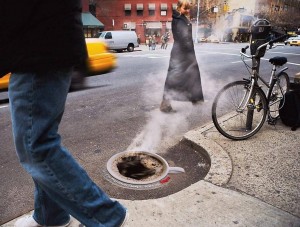 Biến nắp cống thành ly cà phê và nghệ thuật Ambient Marketing độc đáo