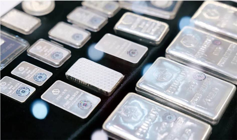 Giá bạc thế giới nhích lên 75,832 USD/ounce, nhưng thị trường trong nước vẫn phân hóa do chênh lệch niêm yết giữa các hệ thống.