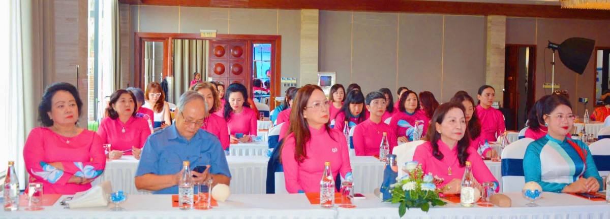 Các đại biểu và nữ doanh nhân tham dự sự kiện. Ảnh- Bích Liên