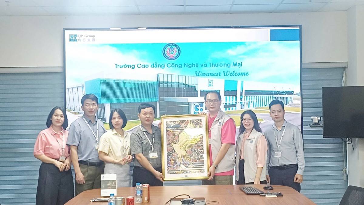 Đại diện Trường Cao đẳng Công nghệ và Thương mại, Công ty Nguồn nhân lực Đại Dương và nhà máy tại lễ ký kết đào tạo thực hành