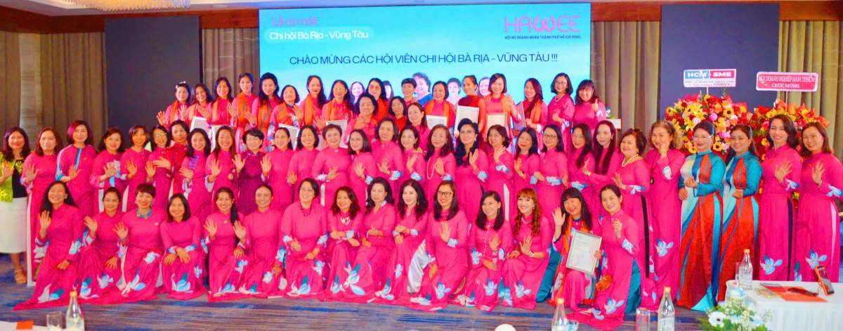 Các nữ doanh nhân chụp hình lưu niệm tại sự kiên