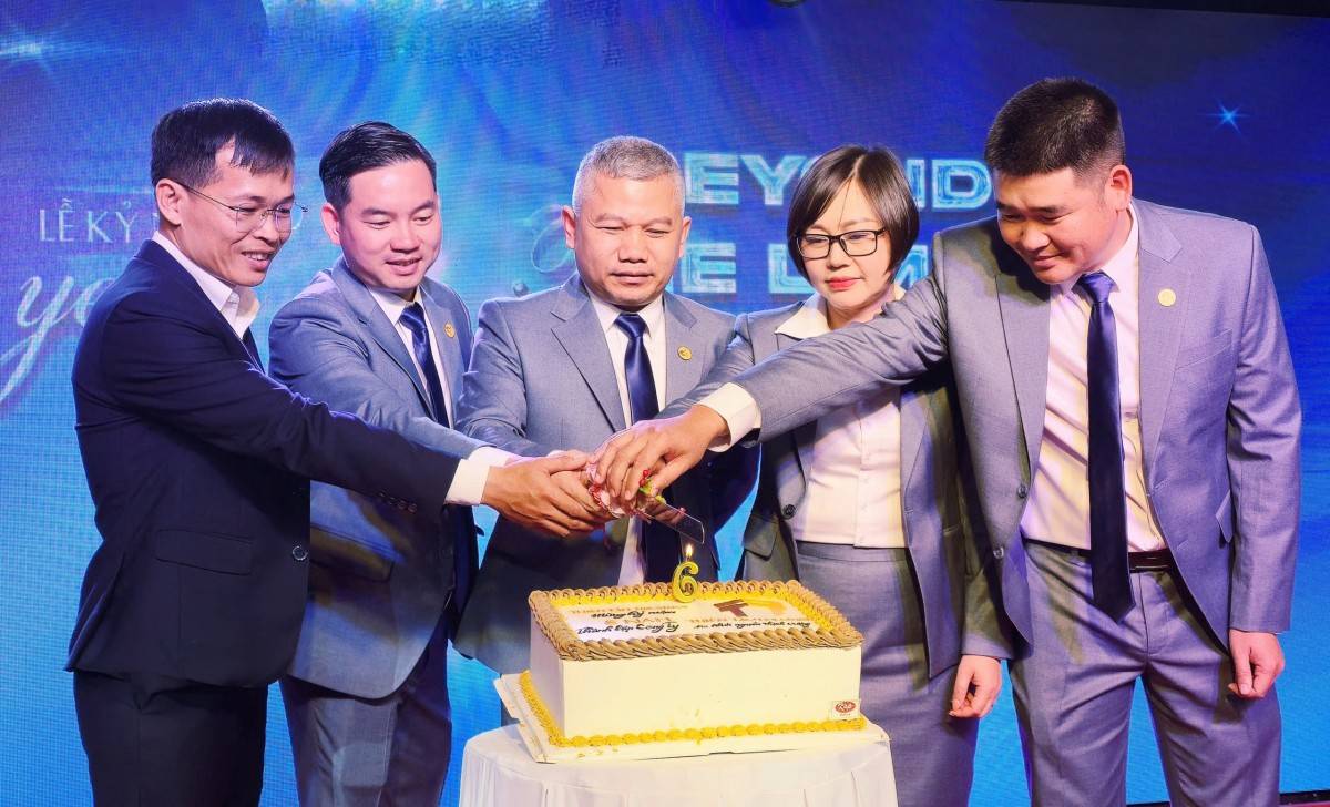  Ông Lê Thế Quân cùng các lãnh đạo chủ chốt của Thiên Tâm Holdings thể hiện niềm vui trong ngày kỷ niệm 6 năm thành lập doanh nghiệp.