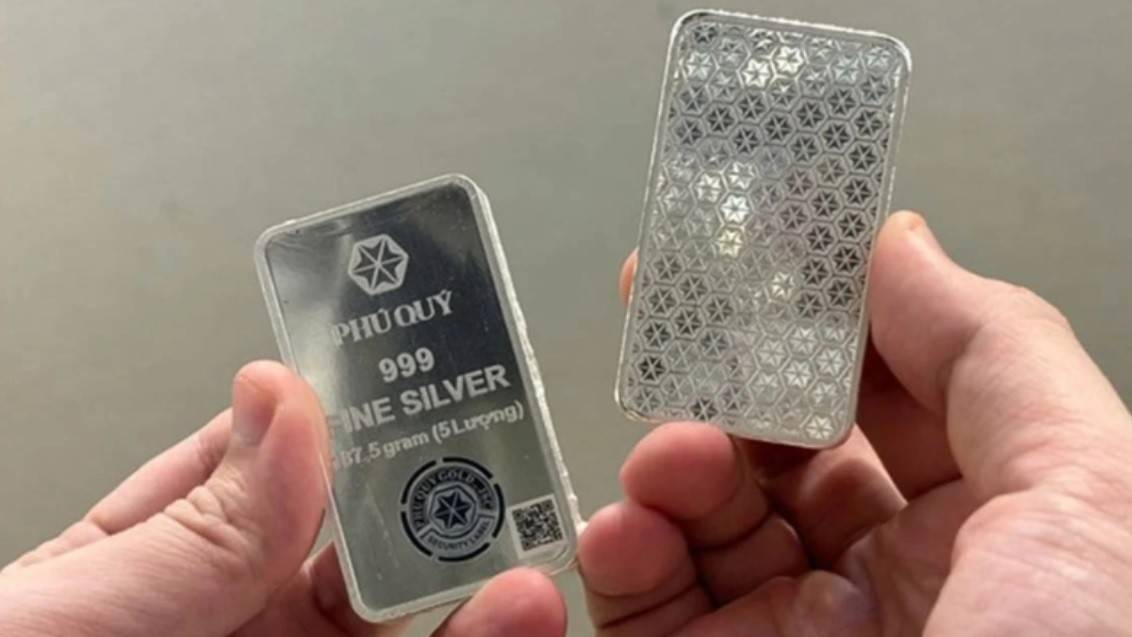 Theo chuyên gia phân tích kim loại quý Christopher Lewis thuộc FX Empire, thị trường bạc đang bước vào giai đoạn biến động mạnh khi giới đầu tư dồn sự chú ý vào hai yếu tố chi phối chính là chính sách lãi suất của Mỹ và các diễn biến địa chính trị toàn cầu.