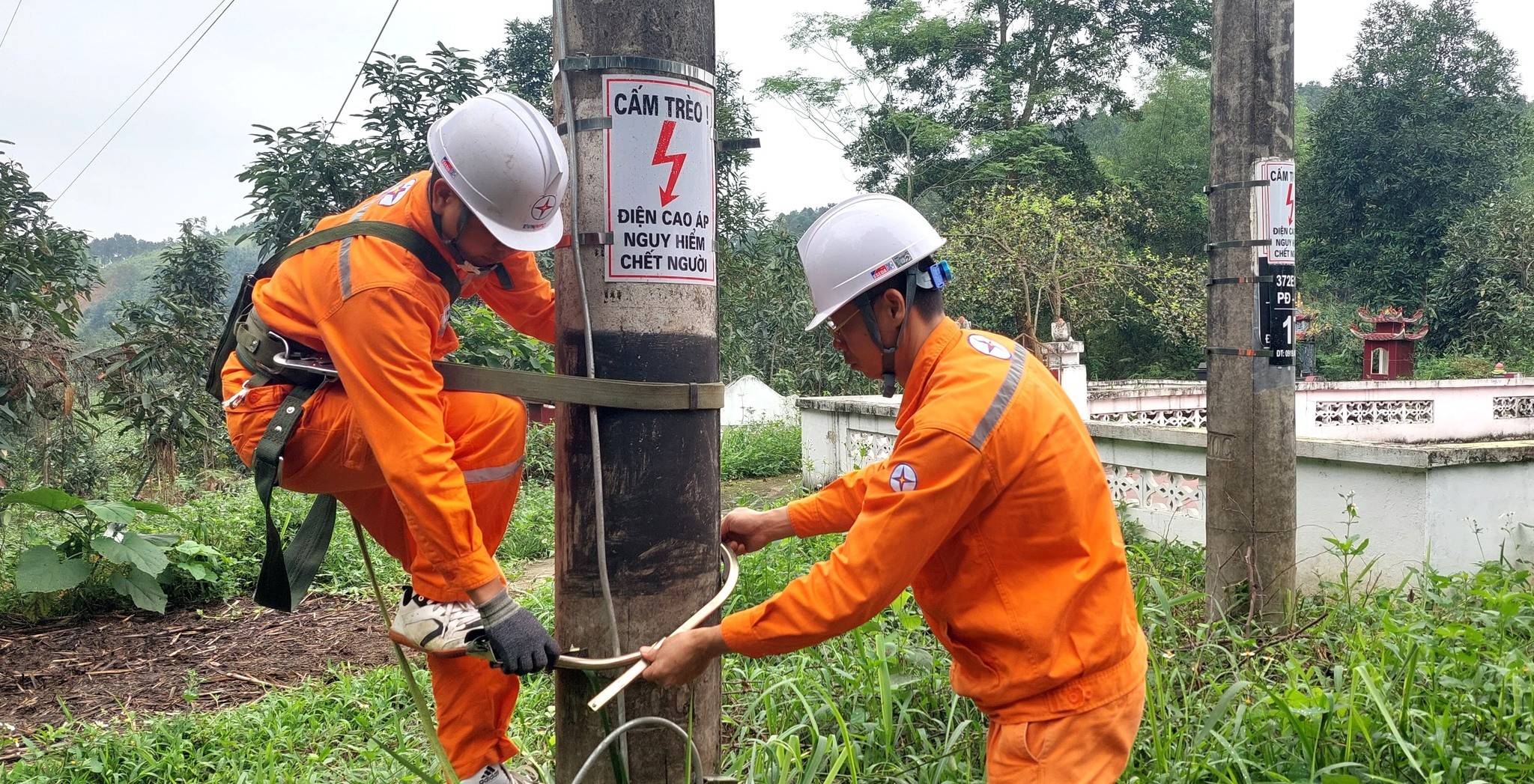 Lào Cai: Điện lực Văn Yên siết quản lý hành lang lưới điện, kêu gọi tiết kiệm điện mùa nóng