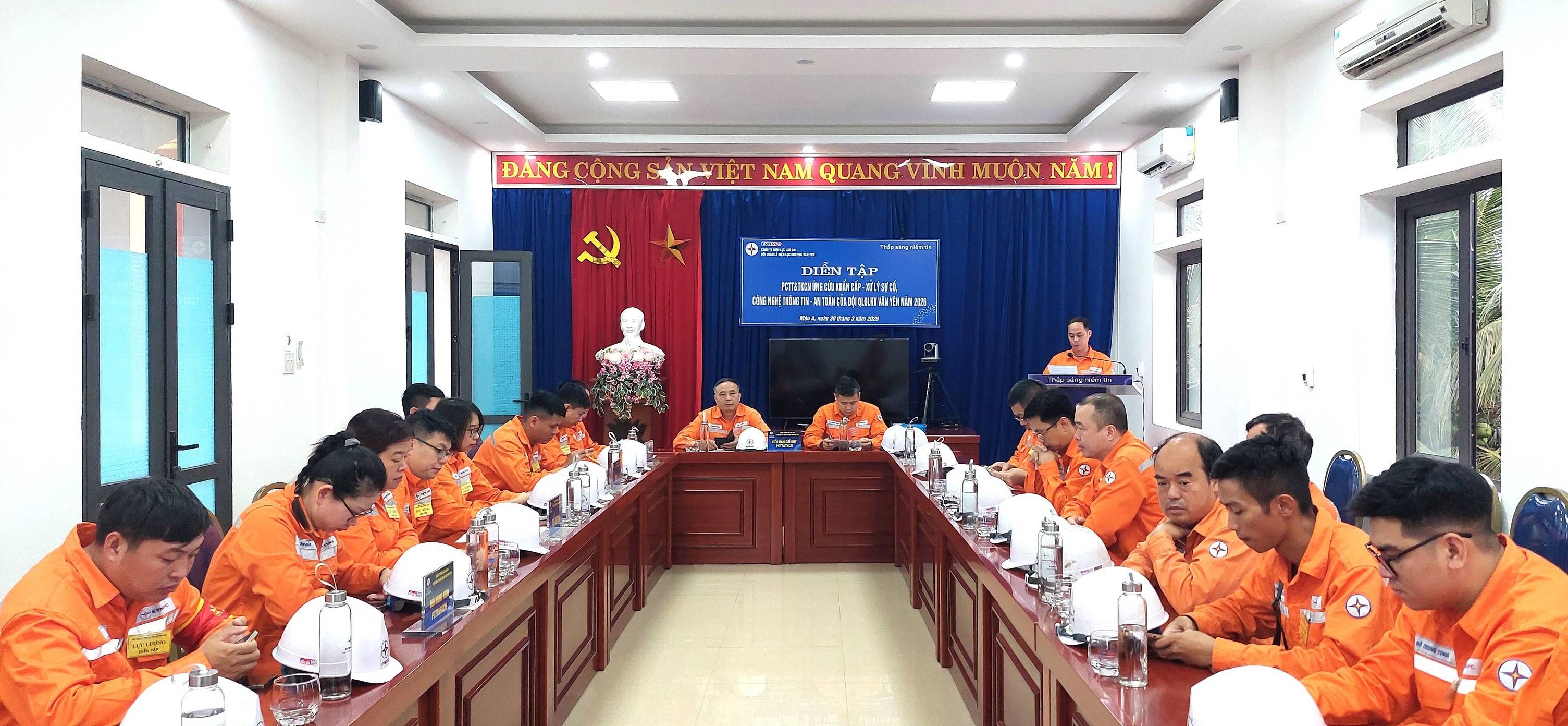 Điện lực Văn Yên đang tích cực triển khai nhiều giải pháp giảm thiểu nguy cơ mất an toàn hành lang lưới điện trên địa bàn 9 xã