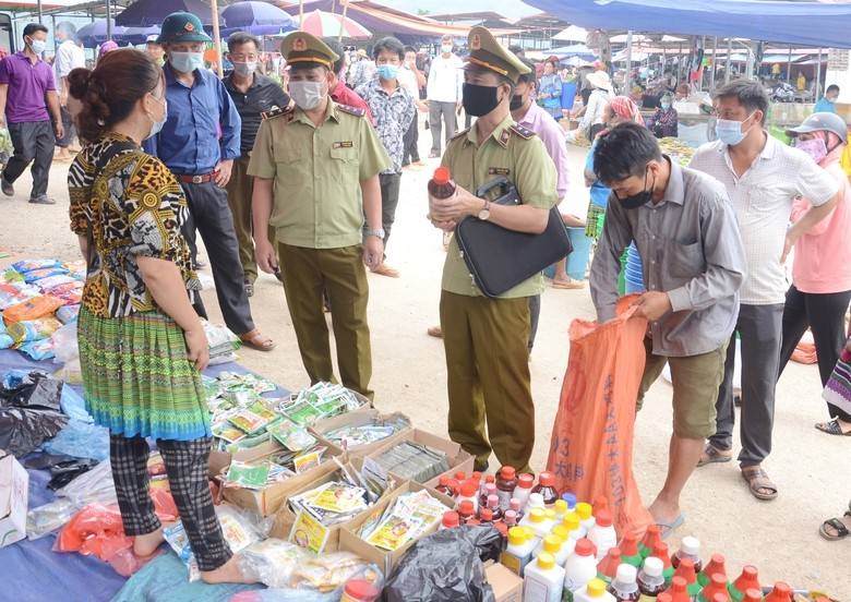 Lực lượng chức năng kiểm tra mặt hàng thuốc BVTV tại gian hàng chợ phiên