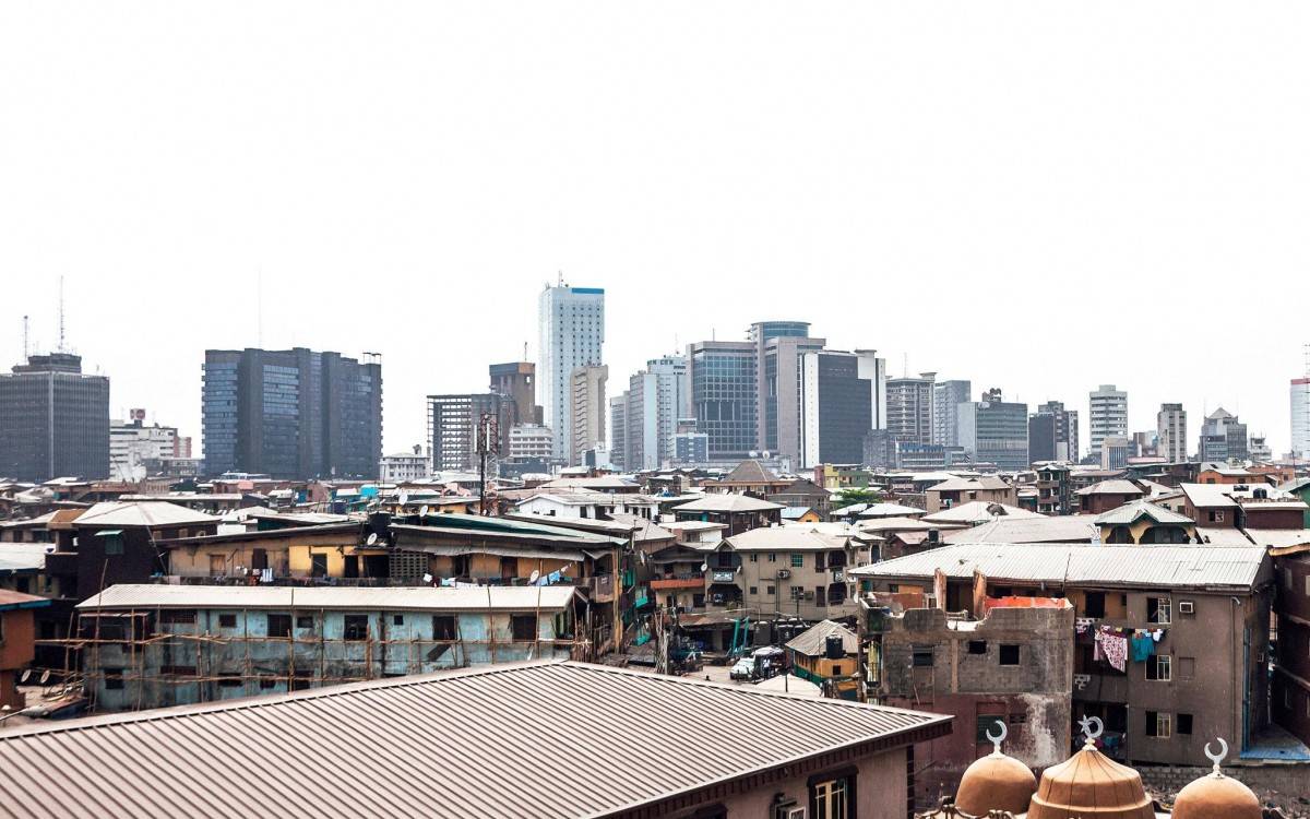 Một góc đô thị Kinshasa bên sông Congo. Quy mô dân số lớn và tốc độ đô thị hóa nhanh đang mở ra dư địa tăng trưởng đáng kể cho nhiều lĩnh vực tại châu Phi (Ảnh: Wikimedia Commons).