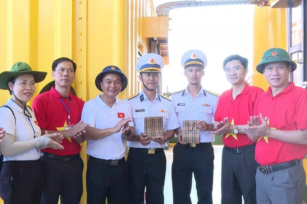 Đoàn đại biểu tỉnh Quảng Trị thăm, tặng quà lực lượng làm nhiệm vụ tại Trường Sa và DK1/16