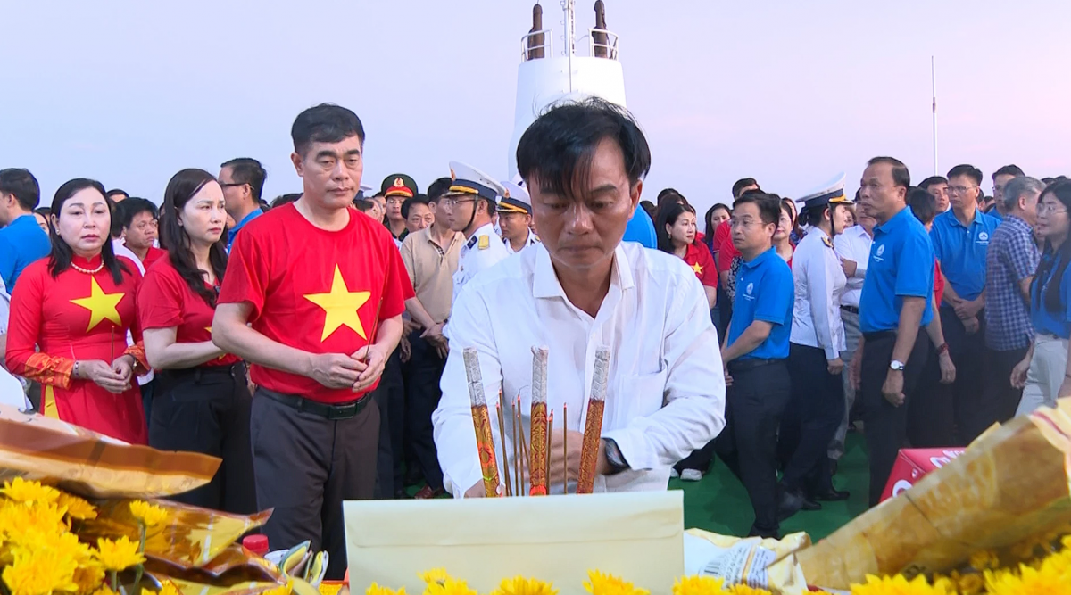 Đoàn đại biểu tỉnh Quảng Trị thăm, tặng quà lực lượng làm nhiệm vụ tại Trường Sa và DK1/16