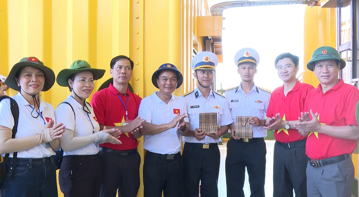 Đoàn đại biểu tỉnh Quảng Trị thăm, tặng quà lực lượng làm nhiệm vụ tại Trường Sa và DK1/16