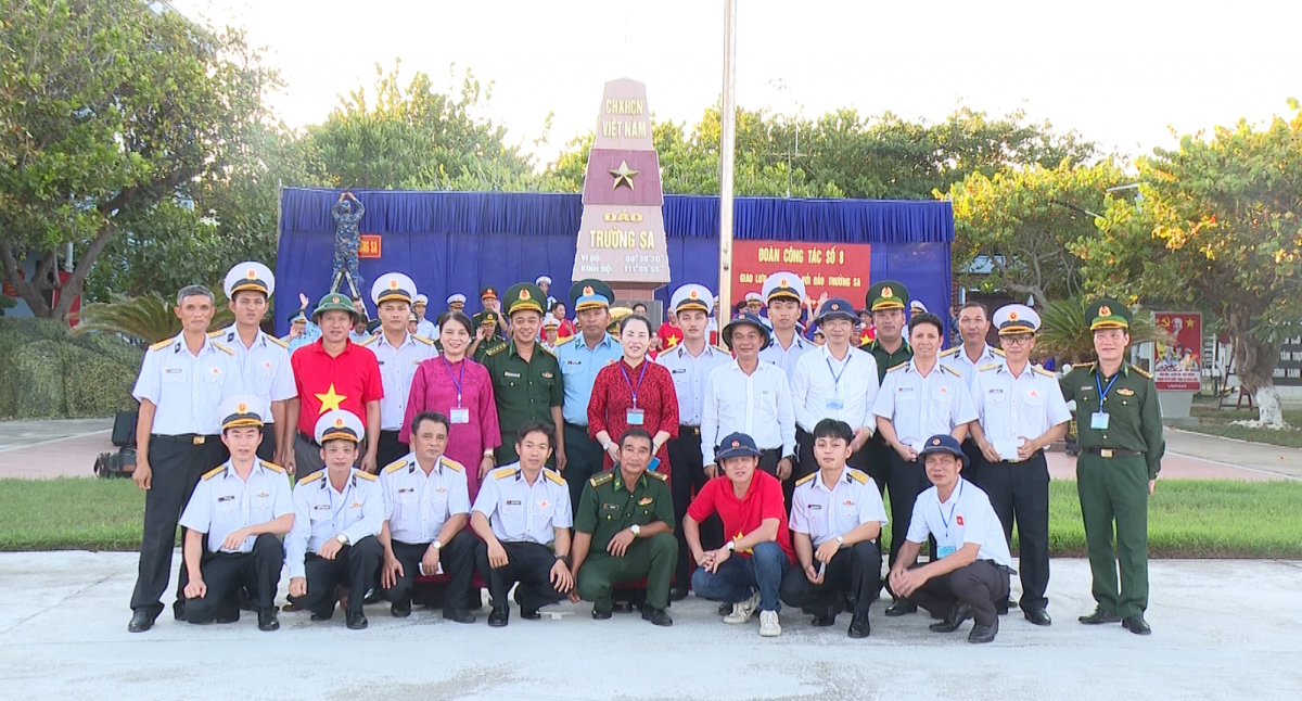 Đoàn đại biểu tỉnh Quảng Trị thăm, tặng quà lực lượng làm nhiệm vụ tại Trường Sa và DK1/16