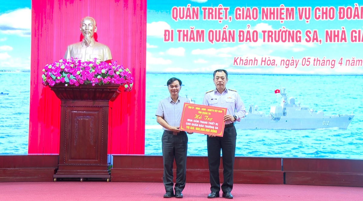 Đoàn đại biểu tỉnh Quảng Trị thăm, tặng quà lực lượng làm nhiệm vụ tại Trường Sa và DK1/16