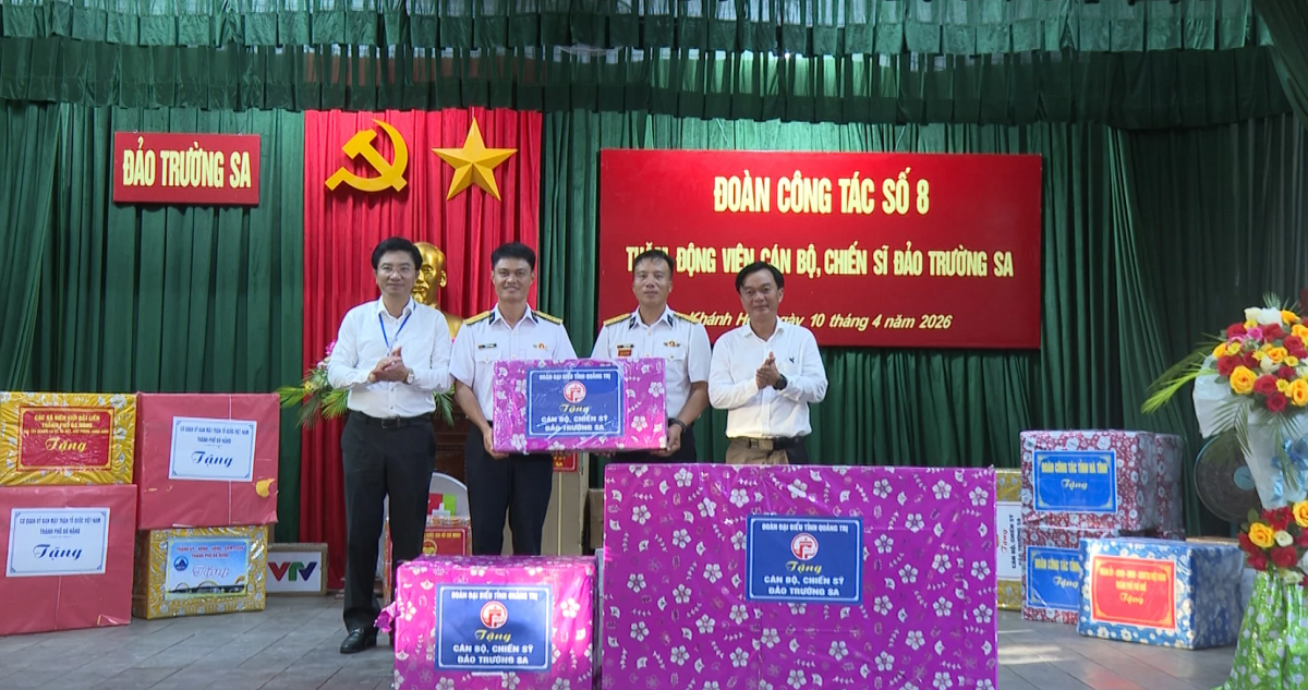 Đoàn đại biểu tỉnh Quảng Trị thăm, tặng quà lực lượng làm nhiệm vụ tại Trường Sa và DK1/16