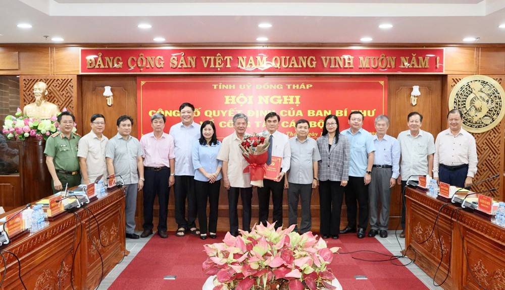 Các đồng chí Ban Thường vụ Tỉnh ủy chụp ảnh chúc mừng đồng chí Nguyễn Văn Mười