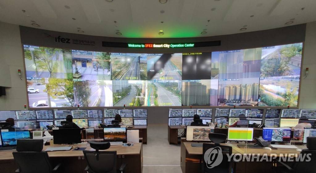 Phòng điều khiển hệ thống quản lý thành phố thông minh tại Incheon, phía tây Seoul (Ảnh: Cơ quan Khu Kinh tế Tự do Incheon cung cấp. Cấm bán lại và lưu trữ cơ sở dữ liệu).