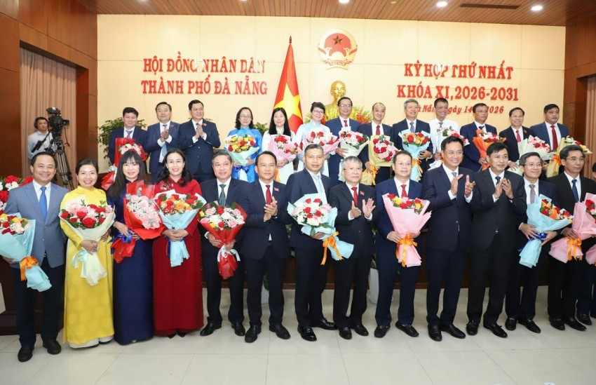 Lãnh đạo Trung ương và thành phố tặng hoa chúc mừng Chủ tịch, các Phó Chủ tịch và Ủy viên UBND thành phố nhiệm kỳ mới 