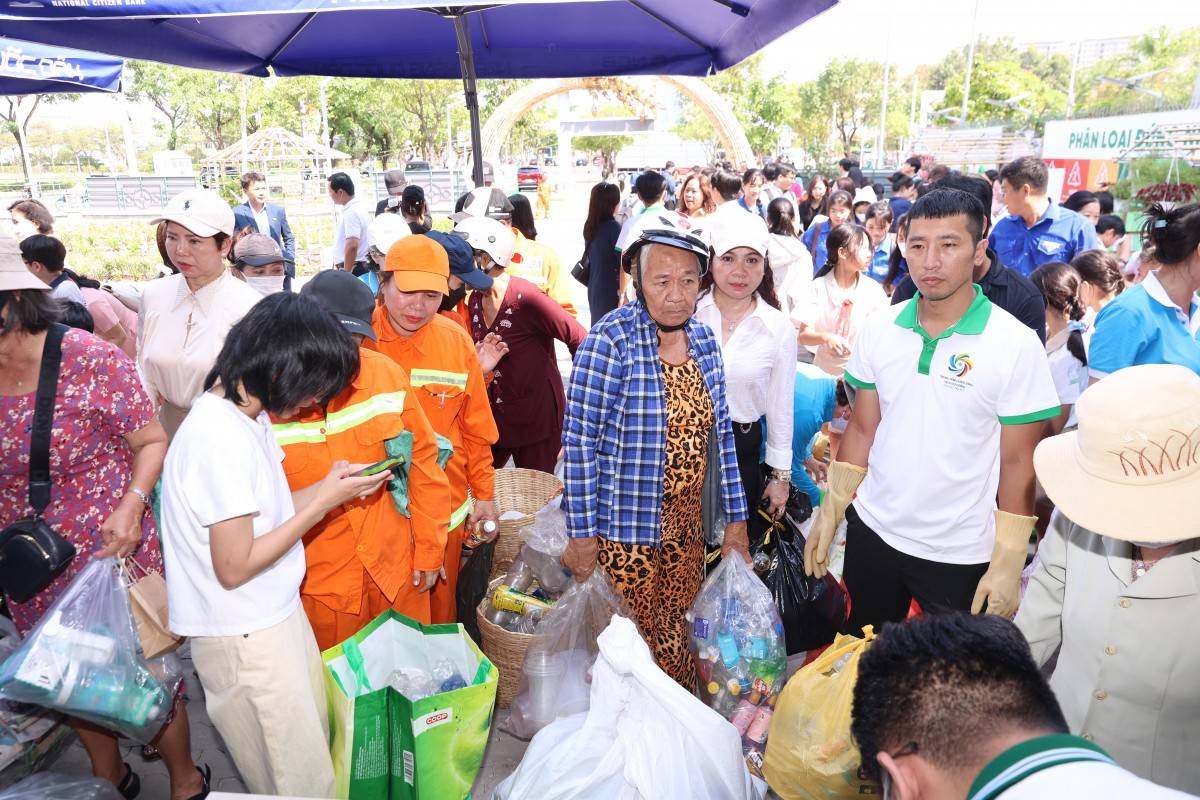 Người dân địa phương tích cực tham gia phân loại rác tại trạm MRF.