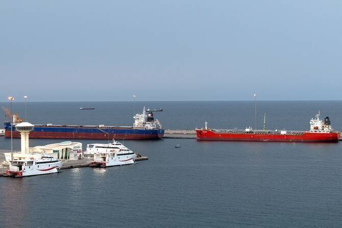 Ba tàu chở dầu liên quan đến Iran không bị ảnh hưởng bởi lệnh phong toả eo biển Hormuz