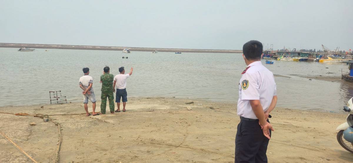 DN khách du lịch đặc biệt người dân sang đảo luôn ý kiến việc phải đi lại vất vả trên bến tạm đã xuống cấp trầm trọng mất an toàn. Đầu phía đảo Cái Chiên, DN Long Vũ đã đầu tư xây dựng bến Ghềnh Võ cùng nhà chờ khang trang nhưng vẫn bễn vẫn nhỏ so với lượng khách đổ về trong mùa du lịch