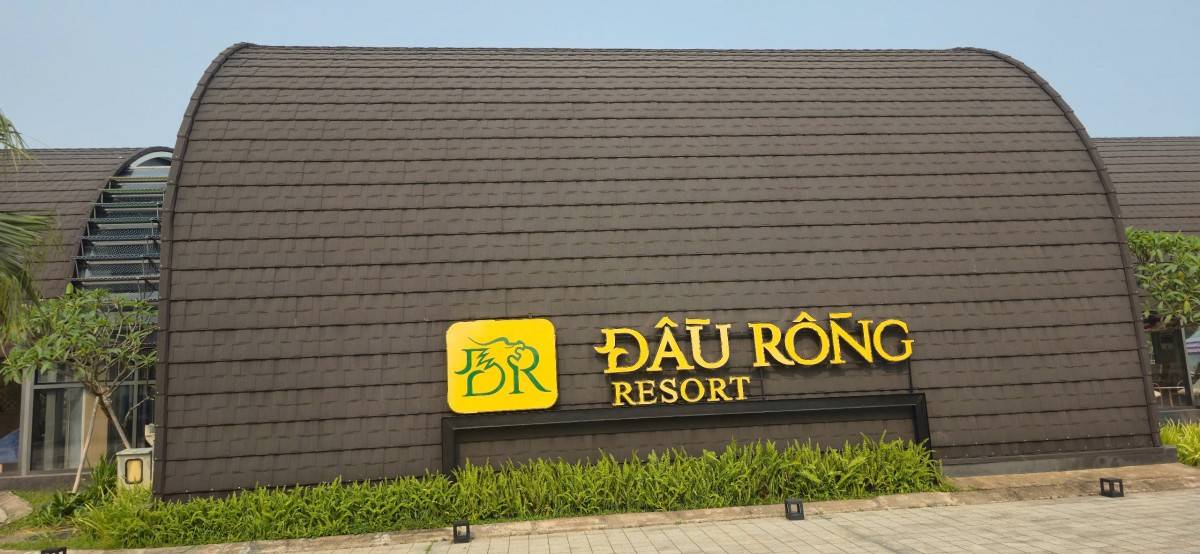 Mặc dù đã có DN  Lâm Ngọc Dương đầu tư  Resort lớn tại khu vực Đầu Rồng và toàn đảo có 28 homestay phục vụ khách du lịch nhưng dịp nghỉ lễ hè đã full phòng