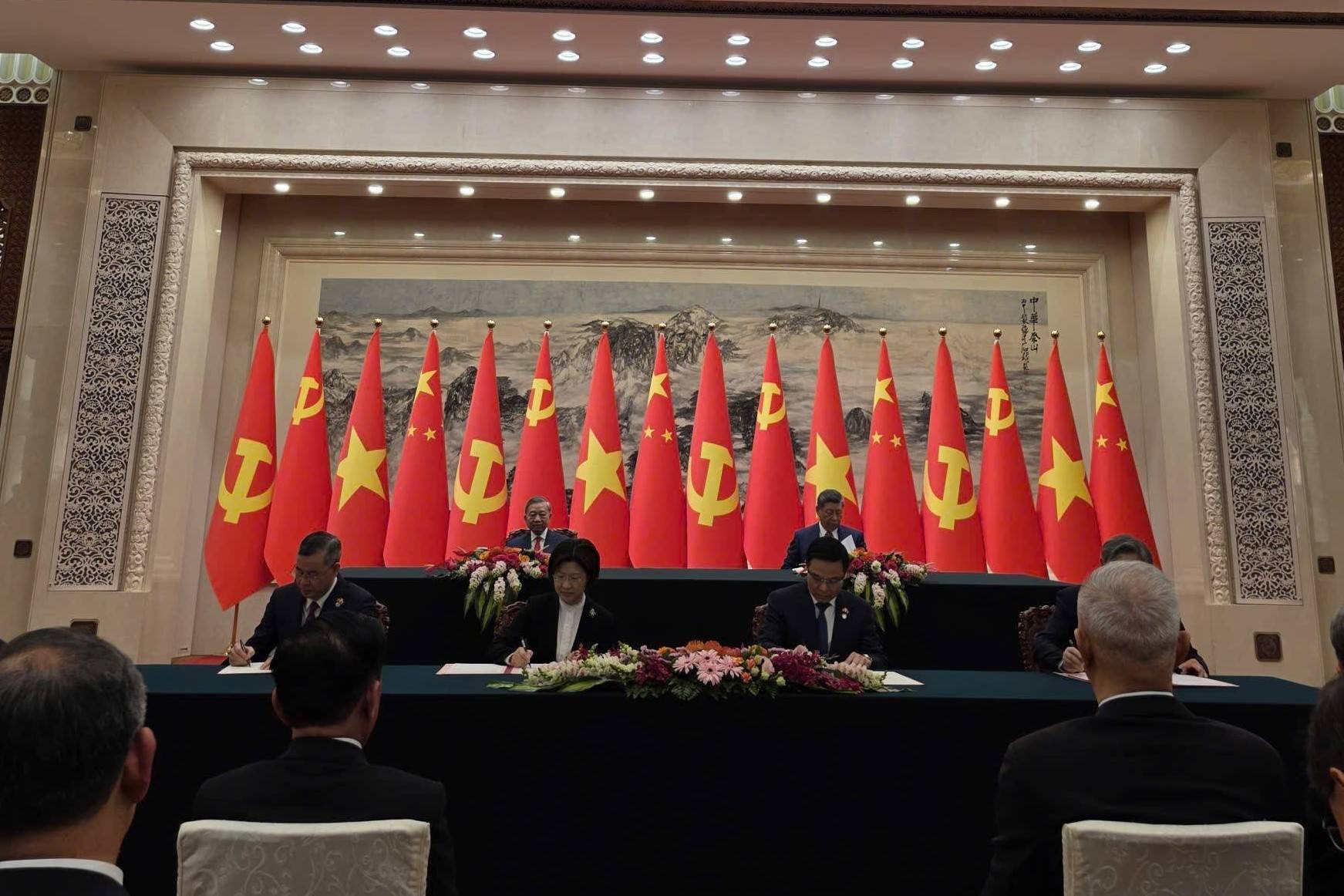 Việt Nam - Trung Quốc ký hiệp định hải quan mới, tăng tốc hợp tác kiểm soát thương mại và chống buôn lậu