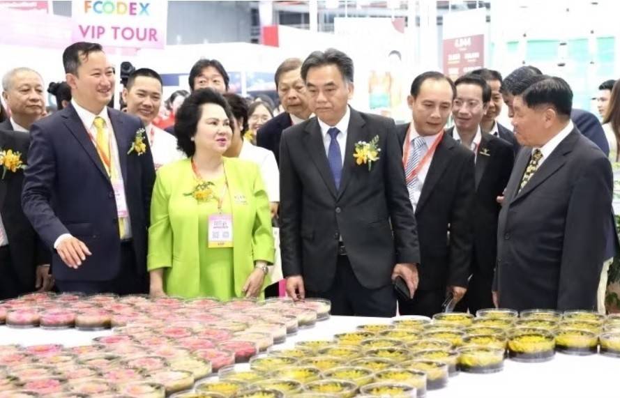 Ông Nguyễn Lộc Hà - Phó Chủ tịch Thường trực Ủy ban nhân dân TP. Hồ Chí Minh (giữa) và các đại biểu tham quan các gian hàng.