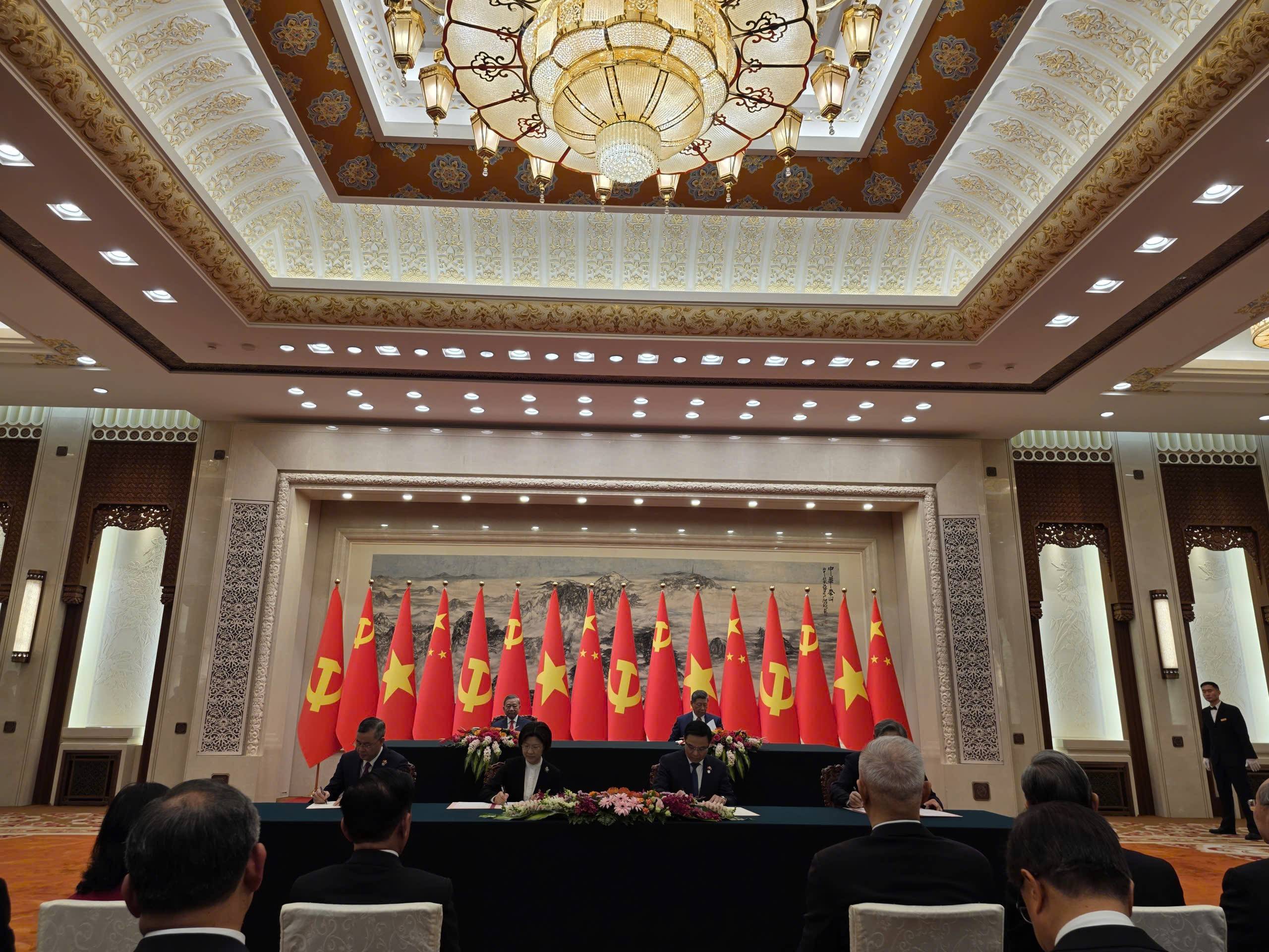 Việt Nam - Trung Quốc ký hiệp định hải quan mới, tăng tốc hợp tác kiểm soát thương mại và chống buôn lậu