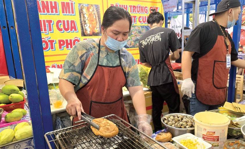 Năm 2026 sẽ là cột mốc quan trọng, đánh dấu sự chuyển mình của hộ kinh doanh từ mô hình nhỏ lẻ sang quản trị theo hướng chuyên nghiệp hơn. Mục tiêu của cơ quan thuế là đưa hoạt động kinh doanh cá thể vào khuôn khổ minh bạch và thiết lập môi trường kinh doanh bình đẳng giữa hộ kinh doanh và doanh nghiệp (Ảnh minh họa).