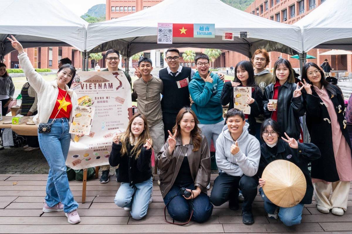 Gian hàng ẩm thực của sinh viên Việt Nam thu hút đông đảo bạn bè quốc tế với các món ăn truyền thống, thể hiện sự tinh tế và bản sắc ẩm thực.
