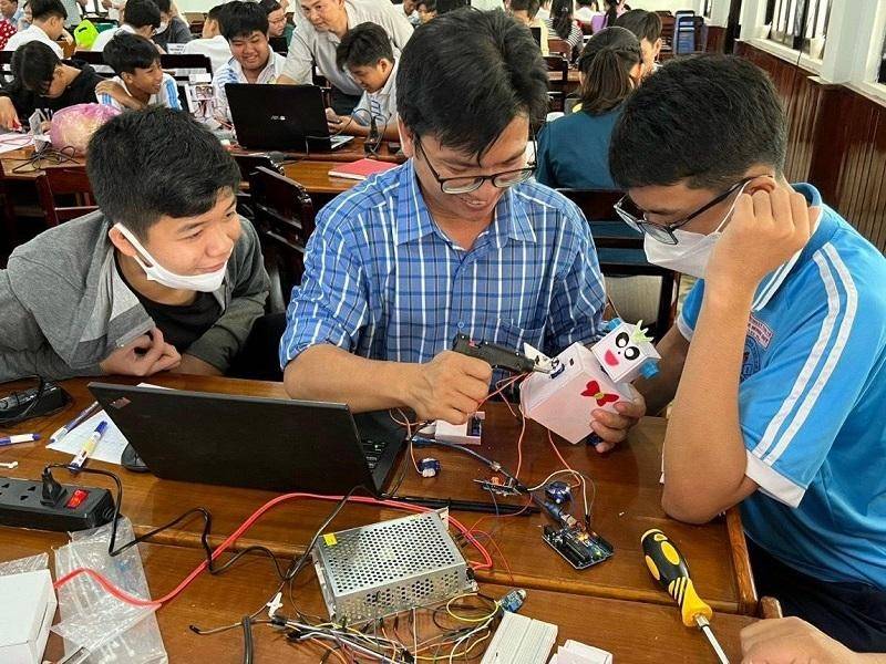 Nhóm sinh viên cùng nghiên cứu, phát triển dự án trong môi trường học thuật – hình ảnh tiêu biểu cho thế hệ trẻ Việt Nam chủ động sáng tạo, hướng tới làm chủ công nghệ và khởi nghiệp.