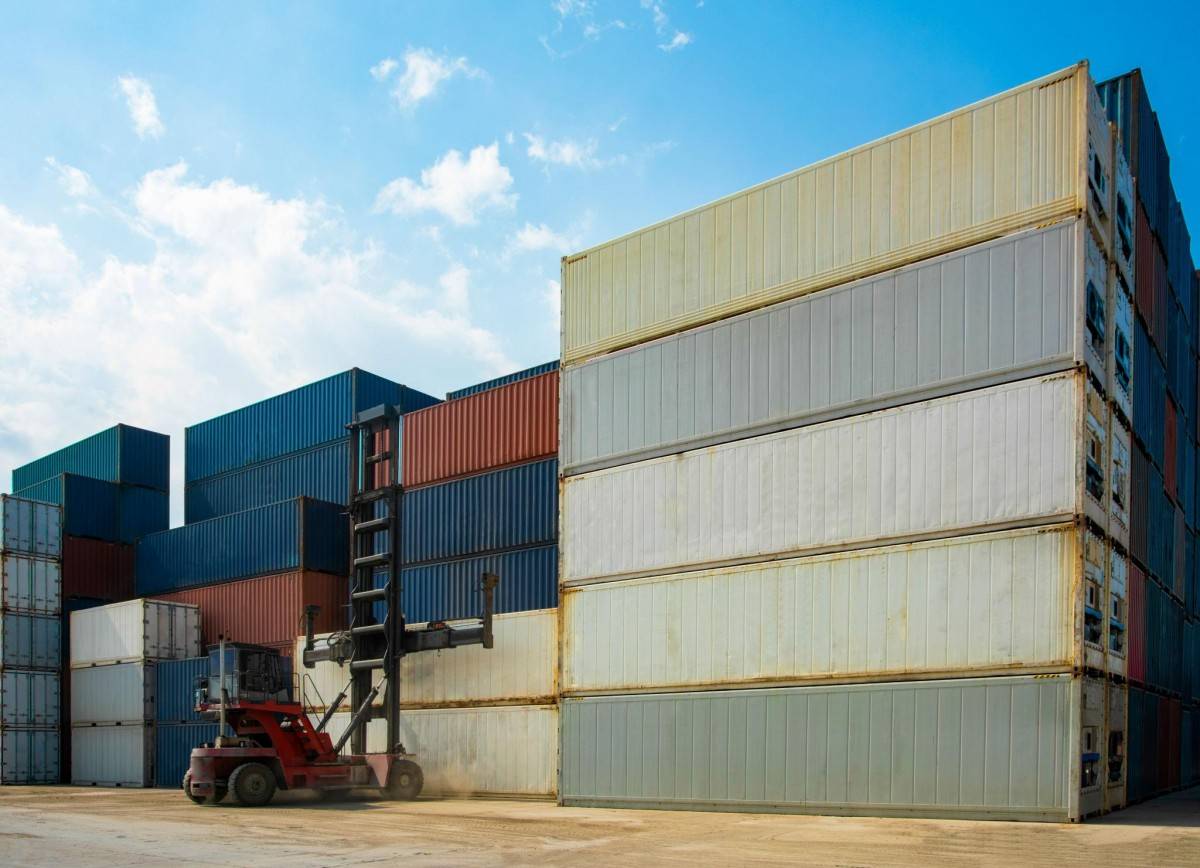 Chi phí lưu container, lưu bãi và logistics tăng theo thời gian trở thành “đòn bẩy” để đối tác gây sức ép, buộc doanh nghiệp phải giảm giá trong thế yếu.