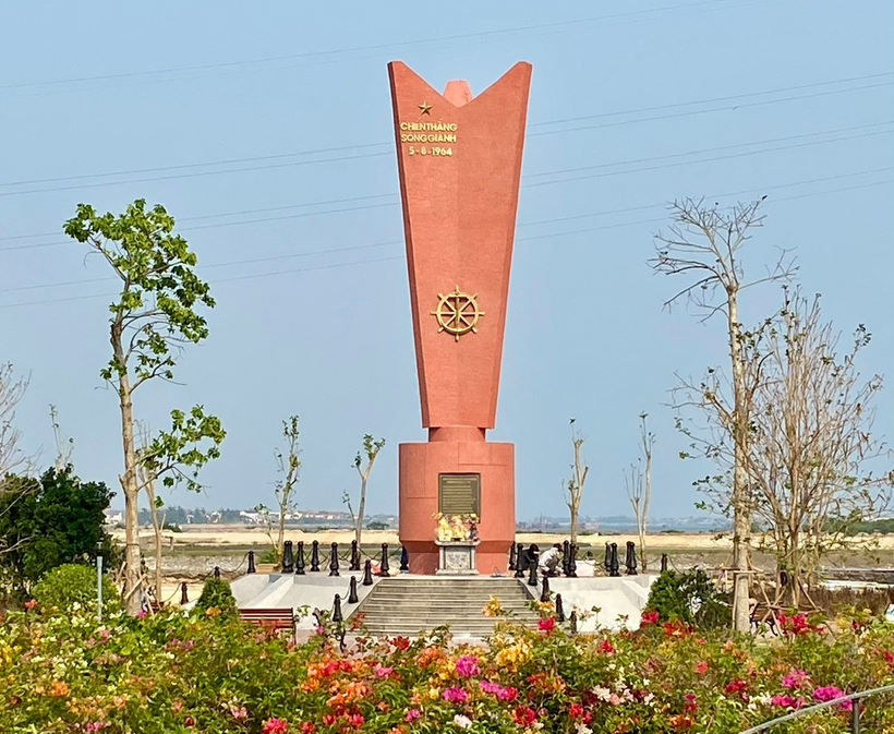 Tượng đài Chiến thắng sông Gianh ngày 5 tháng 6 năm 1964..png