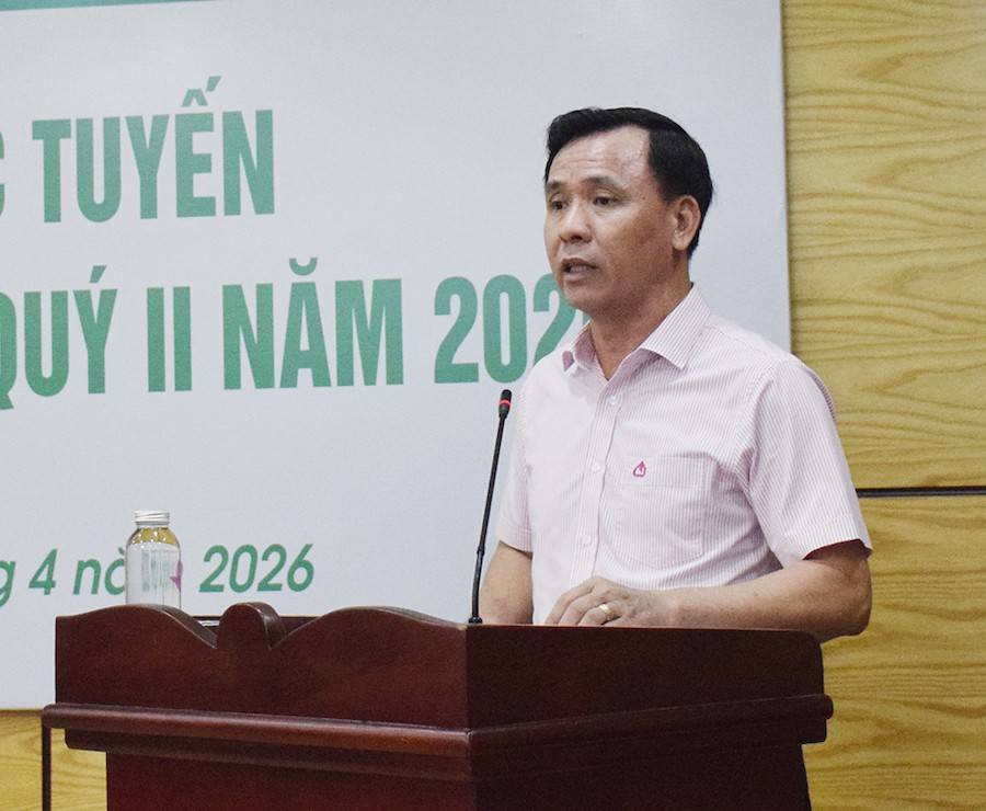 Ông Hoàng Xuân Thuỷ - Giám đốc Chi nhánh NHCSXH tỉnh Nghệ An báo cáo tại hội nghị