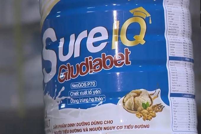 Một hộp sữa bị công an xác định là giả trong vụ án. Ảnh: VTV