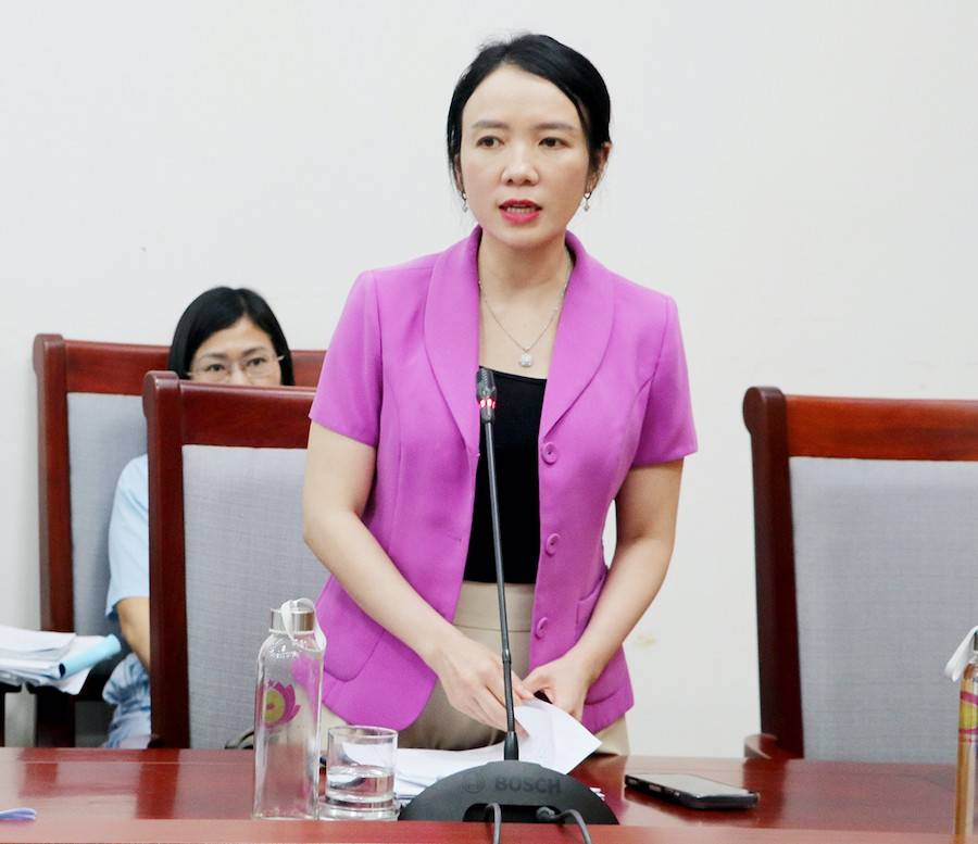 Bà Trần Thị Mỹ Hạnh - Giám đốc Sở Văn hóa, Thể thao và Du lịch Nghệ An báo cáo tại cuộc họp