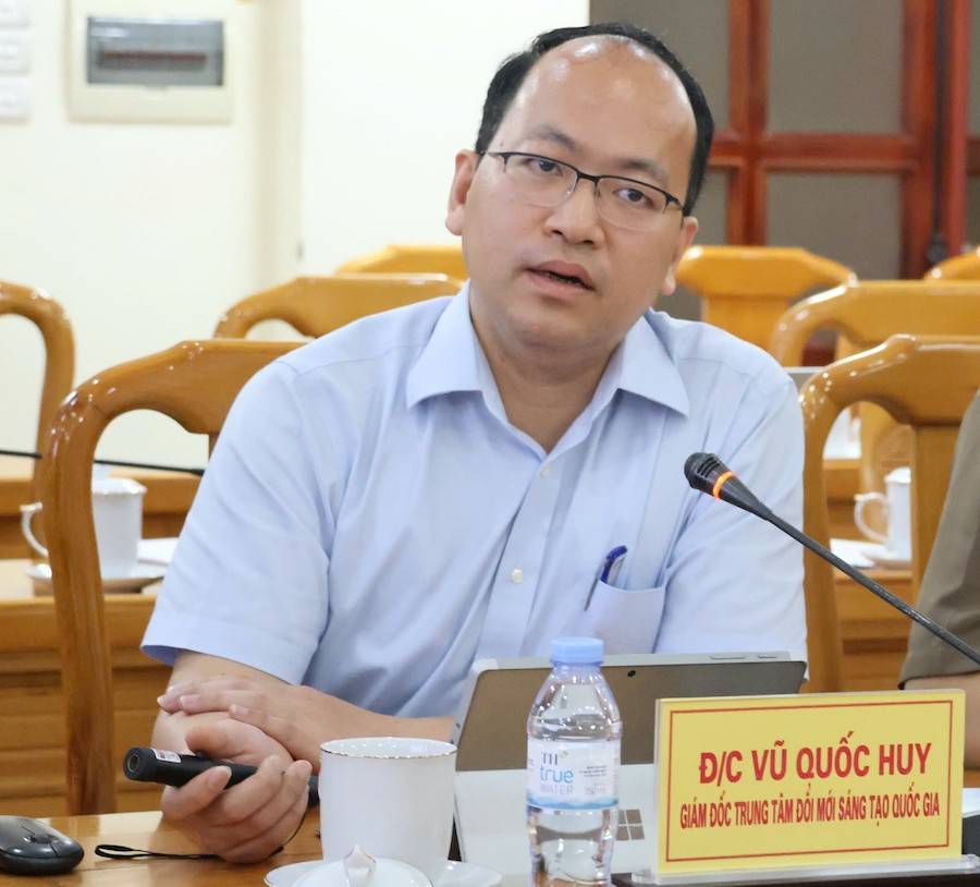 Ông Vũ Quốc Huy - Giám đốc Trung tâm Đổi mới sáng tạo Quốc gia chia sẻ nội dung xây dựng Trung tâm ĐMST tại buổi làm việc