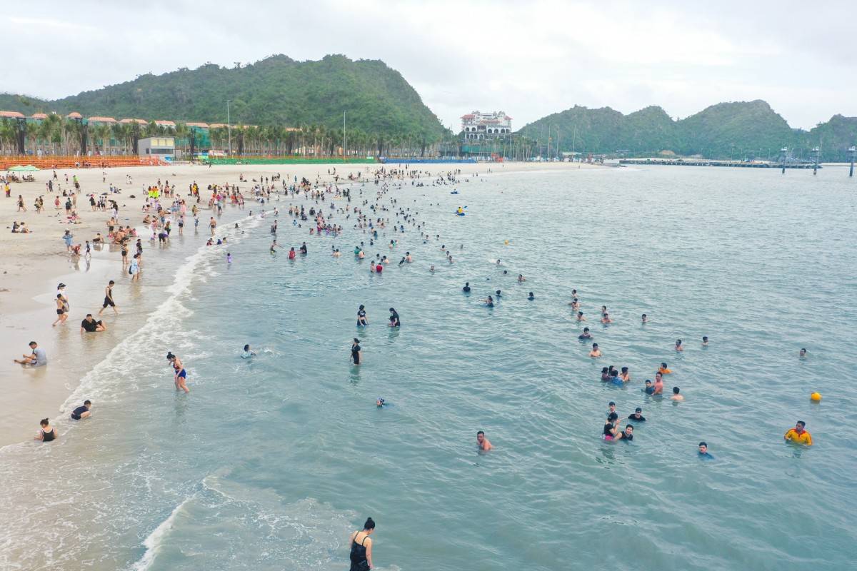 Bãi tắm Các Bà – điểm đến “phải ghé thăm” của du khách khi đến với Cát Bà. Ảnh: Ánh Dương.