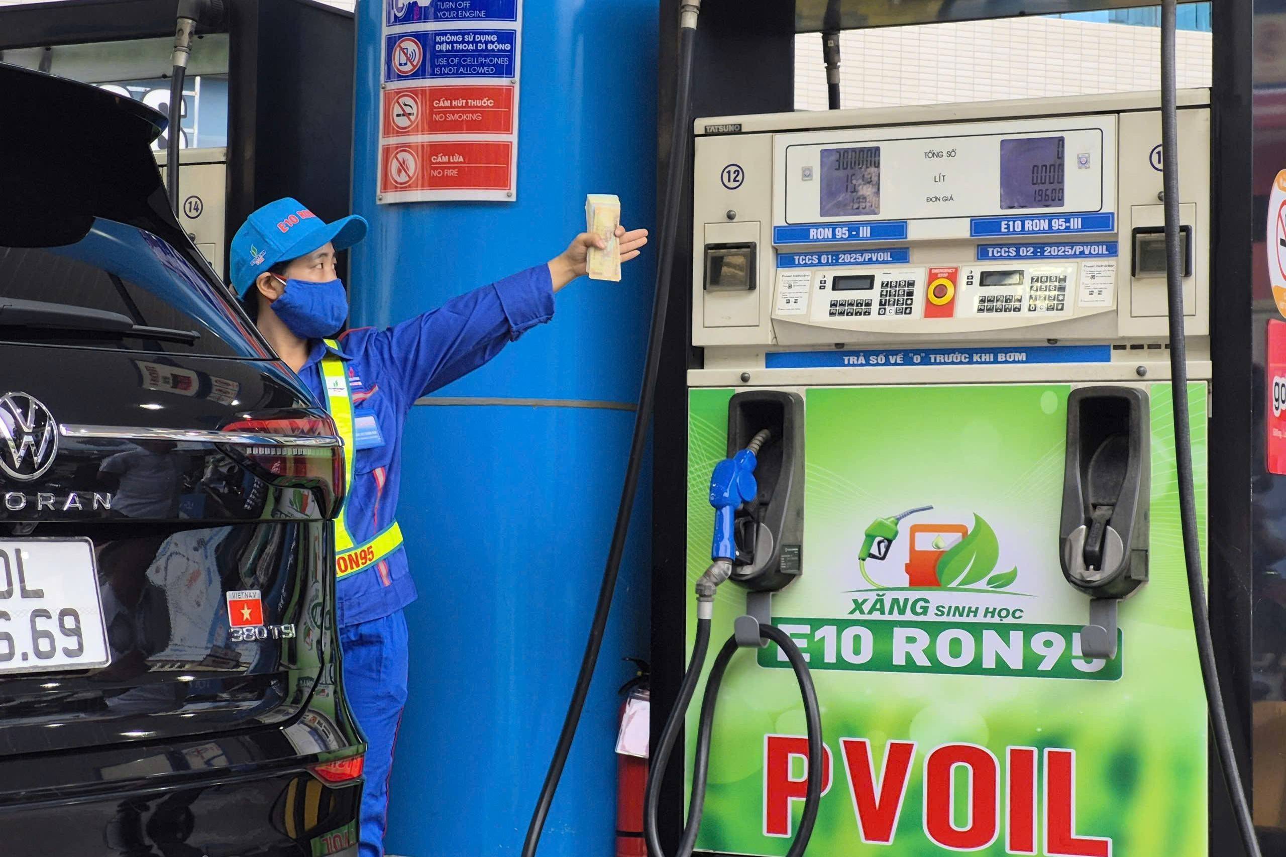 Xăng sinh học E10 trước giờ G: Thị trường “chạy đà” nhưng mới hai ông lớn sẵn sàng