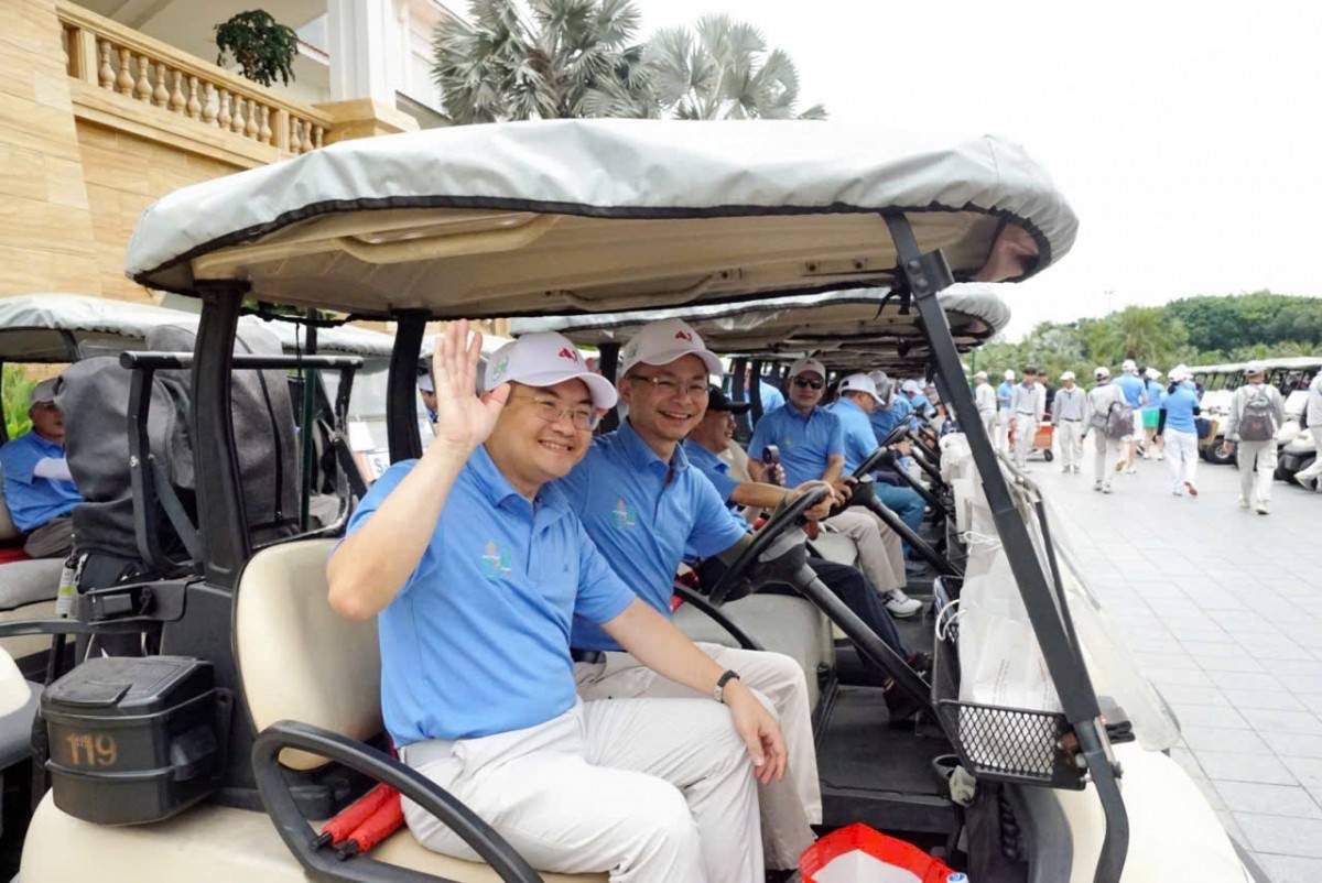  đại diện các cơ quan ngoại giao, tổ chức quốc tế, cơ quan lãnh sự, cùng nhiều hiệp hội doanh nghiệp nước ngoài và doanh nghiệp tiêu biểu.