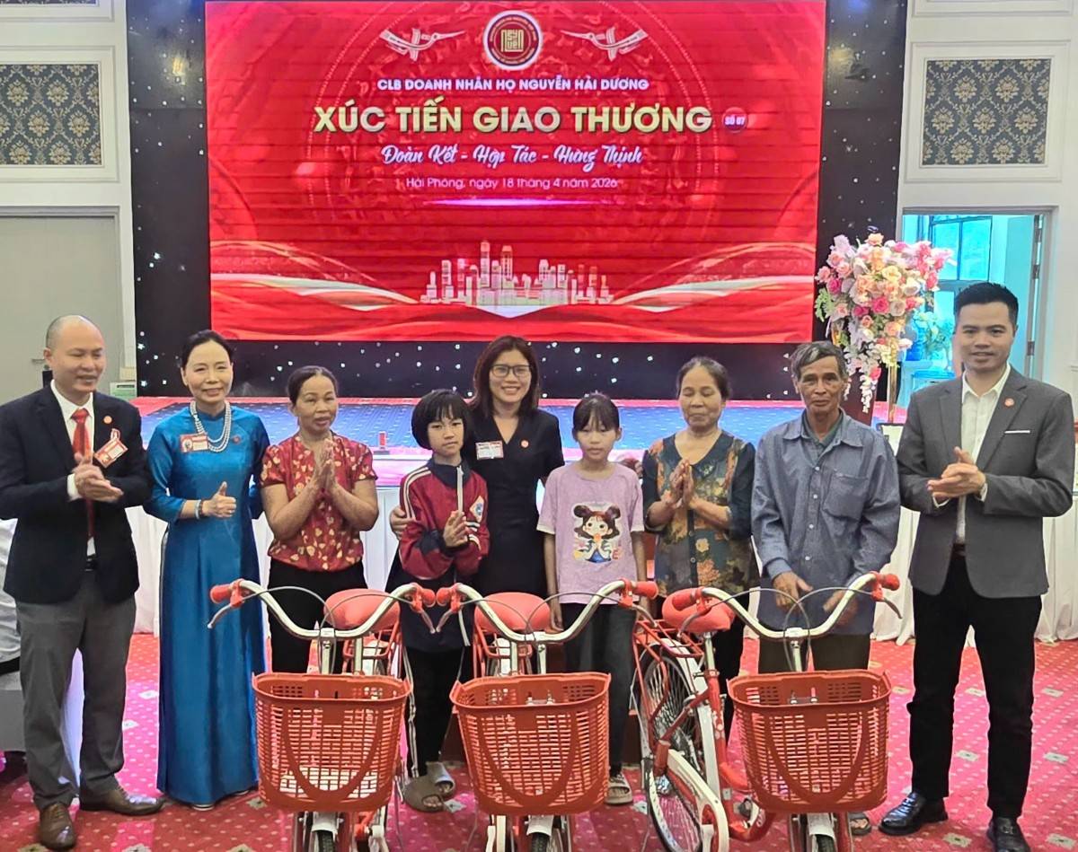 Doanh nhân họ Nguyễn trao 03 chiếc xe đạp tới 3 cháu gái có hoàn cảnh khó khăn