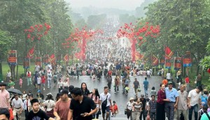 Cuối tuần mưa lớn, dòng người vẫn đổ về Đền Hùng
