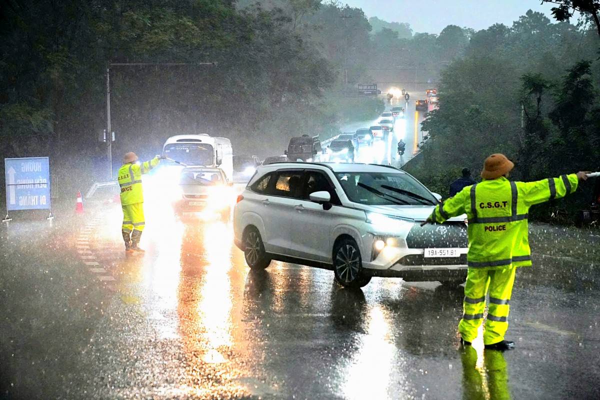 Du khách vẫn đổ về Đền Hùng đông trong ngày mưa lớn cuối tuần