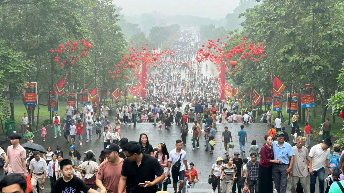 Du khách vẫn đổ về Đền Hùng đông trong ngày mưa lớn cuối tuần