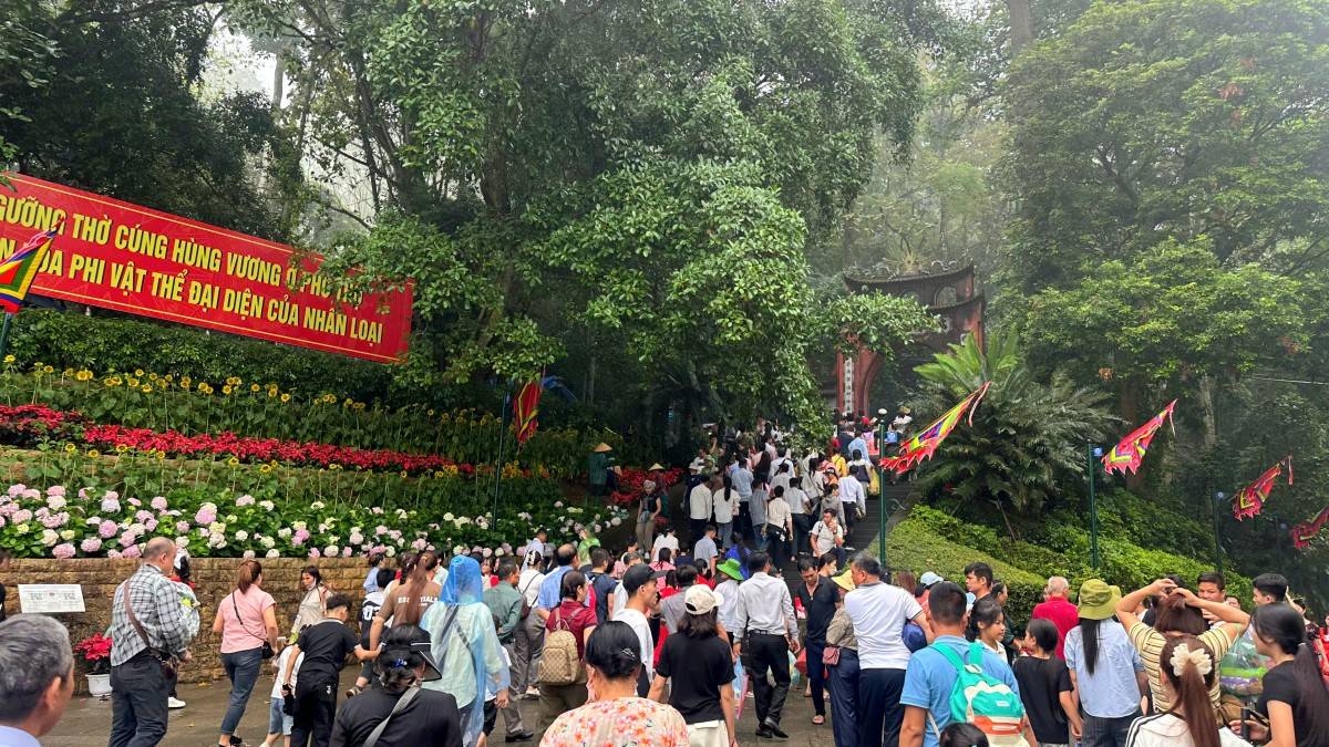Du khách vẫn đổ về Đền Hùng đông trong ngày mưa lớn cuối tuần