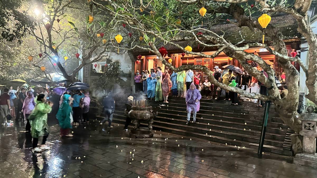 Du khách vẫn đổ về Đền Hùng đông trong ngày mưa lớn cuối tuần