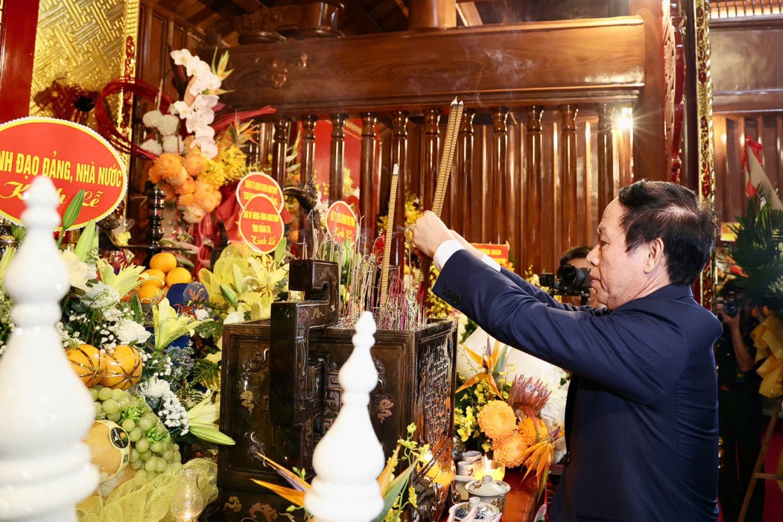 Phó Thủ tướng Lê Tiến Châu dâng hương tại Khu di tích lịch sử bến phà Gianh (Quảng Trị)