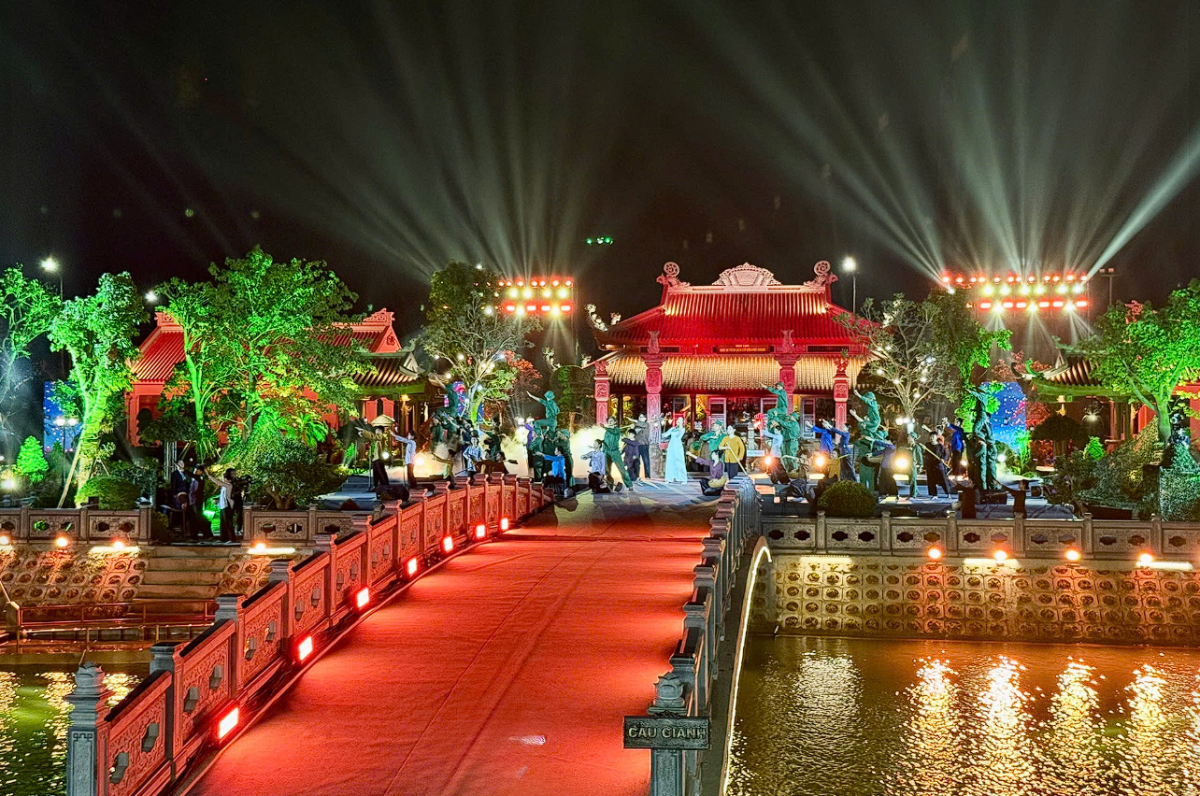 Phó Thủ tướng Lê Tiến Châu dâng hương tại Khu di tích lịch sử bến phà Gianh (Quảng Trị)